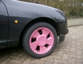 een met roze velgen